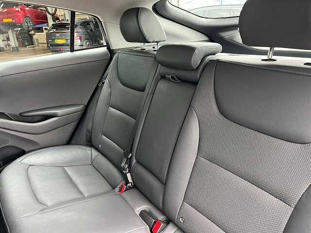 Hyundai IONIQ 1.6 GDi Plug-in Hybrid Premium SE 5dr DCT Silver