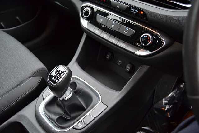 Hyundai I30 1. 0 TGDI SE CONNECT, ANOTHER 1ST CLASS EXAMPLE Polar White