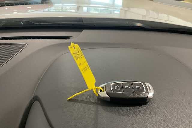 Hyundai KONA 1.6 GDi Hybrid Premium 5dr DCT White