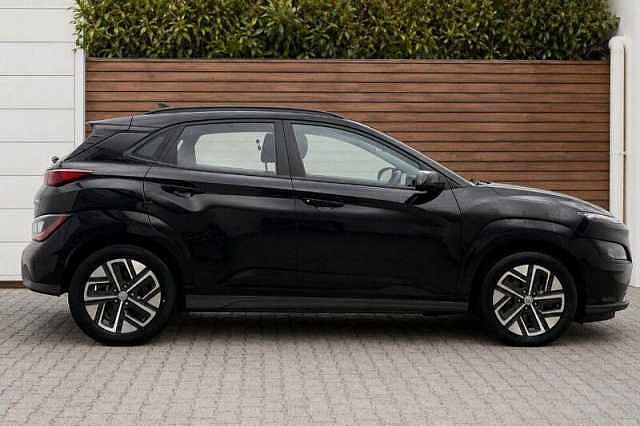 Hyundai KONA 39kWh SE Connect SUV 5dr Electric Auto (10.5kW Charger) (136 ps) Phantom Black