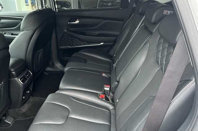 Hyundai SANTA FE 1.6 TGDi Hybrid Ultimate 5dr 4WD Auto white