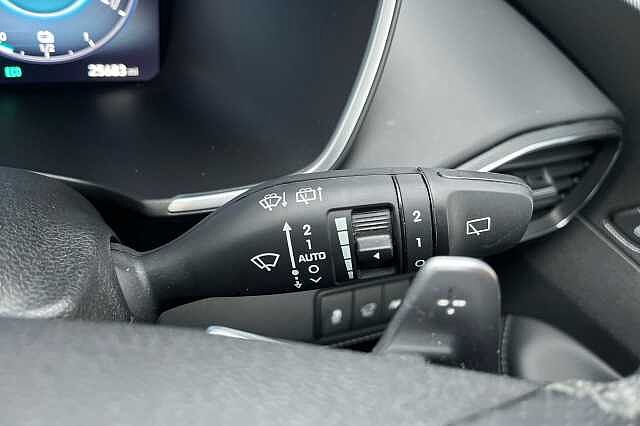 Hyundai SANTA FE 1.6 TGDi Hybrid Ultimate 5dr 4WD Auto white