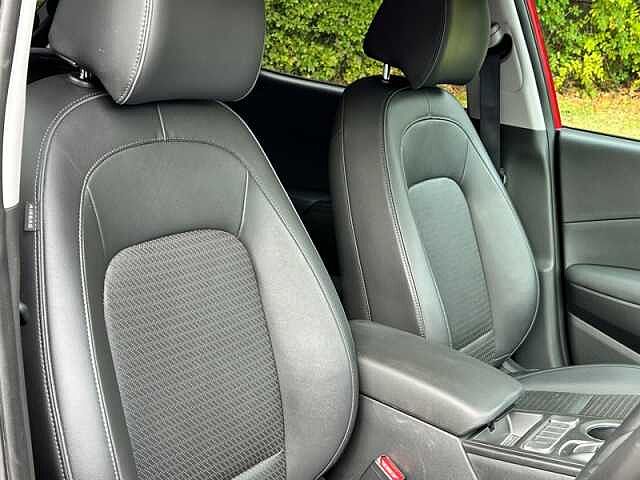 Hyundai KONA 64kWh Premium SE SUV 5dr Electric Auto (7kW Charger) (204 ps) Red