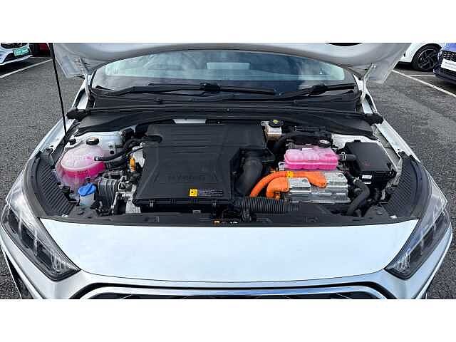 Hyundai IONIQ 1.6 GDi Hybrid Premium 5dr DCT White