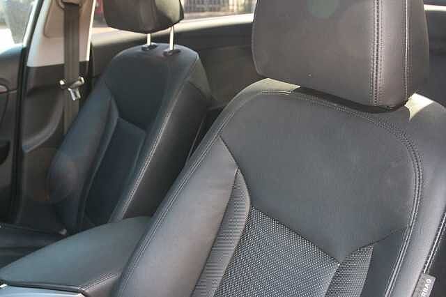 Hyundai i40 1.6CRDi (136ps) Premium Saloon