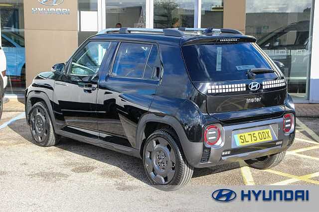 Hyundai INSTER 85kW Cross 49kWh 5dr Auto Abyss Black