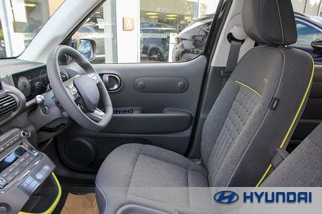 Hyundai INSTER 85kW Cross 49kWh 5dr Auto Abyss Black