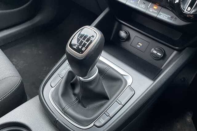 Hyundai KONA SE Connect 1.0 T-GDi MHEV (120ps) Atlas White