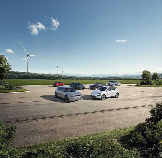 Hyundai IONIQ 38.3kWh Premium Hatchback 5dr Electric Auto (136 ps)