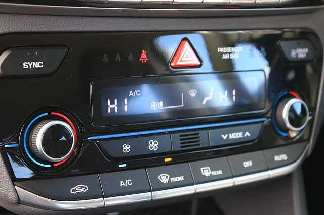 Hyundai IONIQ 1.6 h-GDi Premium DCT Euro 6 (s/s) 5dr