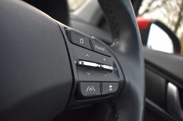 Hyundai KONA 1.6 GDi Hybrid Premium 5dr DCT Red
