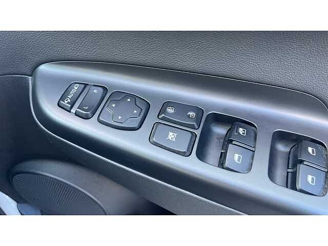 Hyundai KONA 1.6 GDi Hybrid Premium SE 5dr DCT Chalk White