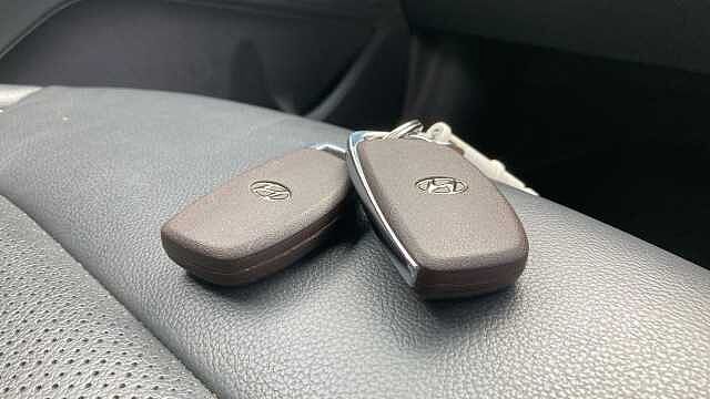 Hyundai IONIQ 1.6 GDi Hybrid Premium SE 5dr DCT Hybrid Hatchback White