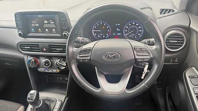 Hyundai KONA PLAY 1.0 TURBO PETROL MANUAL Red