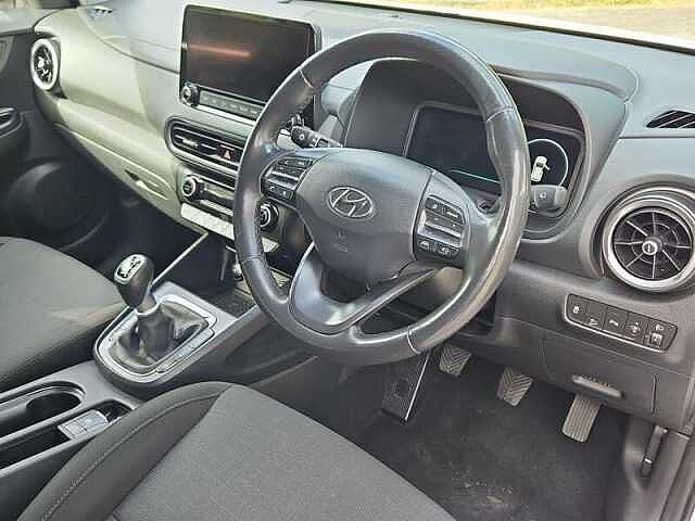 Hyundai KONA 1.0 T-GDi MHEV Premium Hybrid 120 ps White