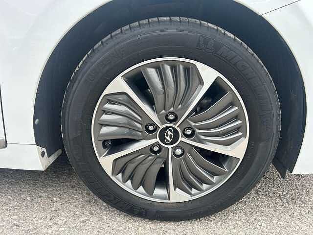 Hyundai IONIQ Plug-In Hybrid 1.6 h-GDi 8.9kWh Premium SE DCT Euro 6 (s/s) 5dr