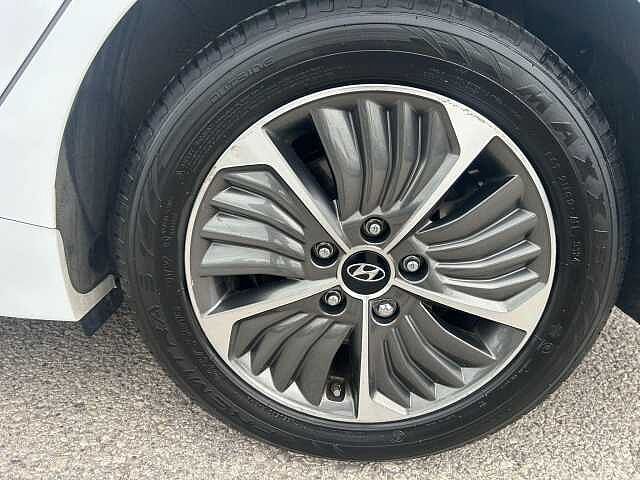 Hyundai IONIQ Plug-In Hybrid 1.6 h-GDi 8.9kWh Premium SE DCT Euro 6 (s/s) 5dr