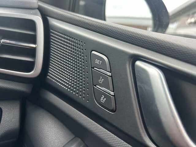 Hyundai IONIQ Plug-In Hybrid 1.6 h-GDi 8.9kWh Premium SE DCT Euro 6 (s/s) 5dr