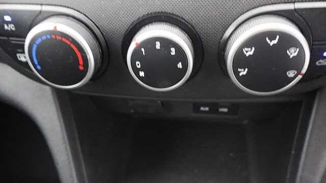 Hyundai i10 1.0 Play Hatchback 5dr Petrol Manual Euro 6 (67 ps)