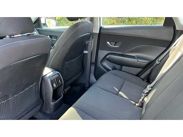Hyundai KONA KONA 1.6T 138 Advance 5dr Serenity White