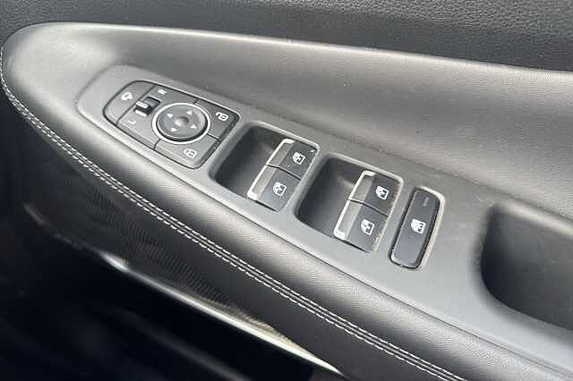 Hyundai SANTA FE 1.6 TGDi Hybrid Premium 5dr Auto White