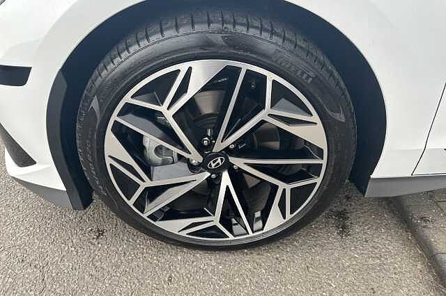 Hyundai IONIQ 6 E (228ps) Premium 77kWh (Single Motor) RWD White