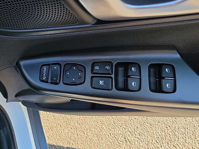 Hyundai KONA 1.6 GDi Hybrid Ultimate 5dr DCT White