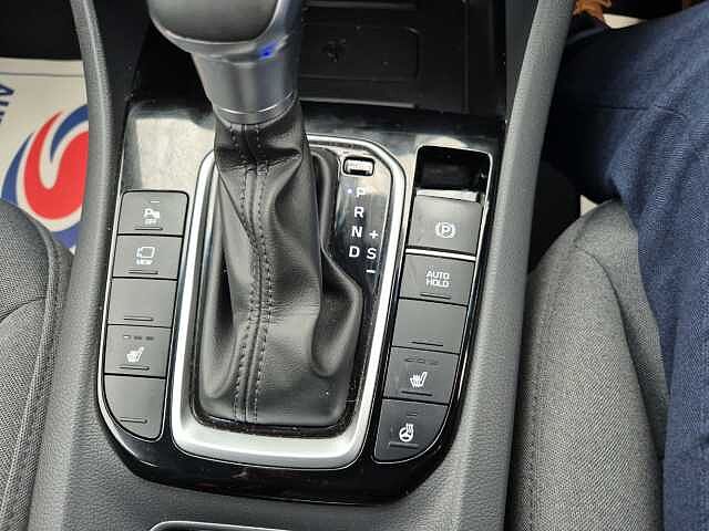 Hyundai IONIQ 1.6 GDi Hybrid Premium 5dr DCT Red