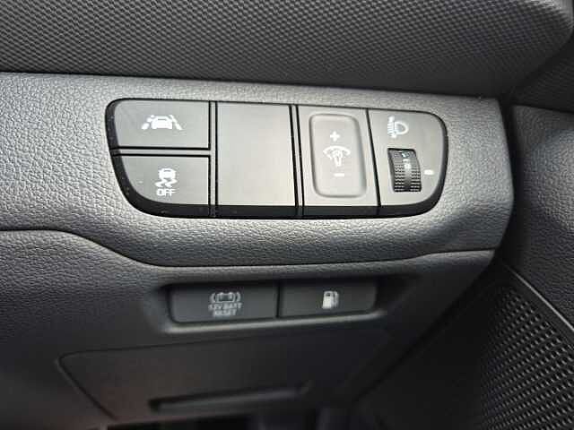 Hyundai IONIQ 1.6 GDi Hybrid Premium 5dr DCT Red