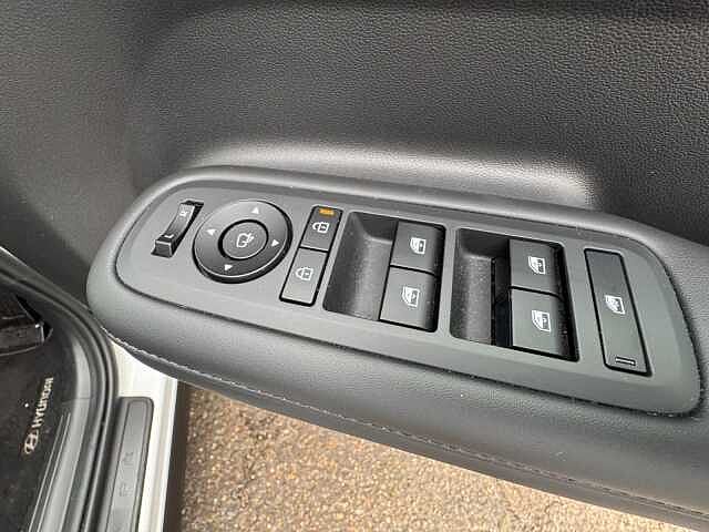 Hyundai SANTA FE 1.6 TGDi Hybrid Calligraphy 5dr Auto Creamy White