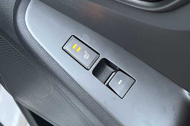 Hyundai IONIQ 1.6 GDi Plug-in Hybrid Premium SE 5dr DCT White