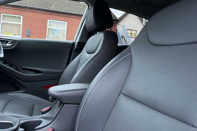 Hyundai IONIQ 1.6 GDi Plug-in Hybrid Premium SE 5dr DCT White