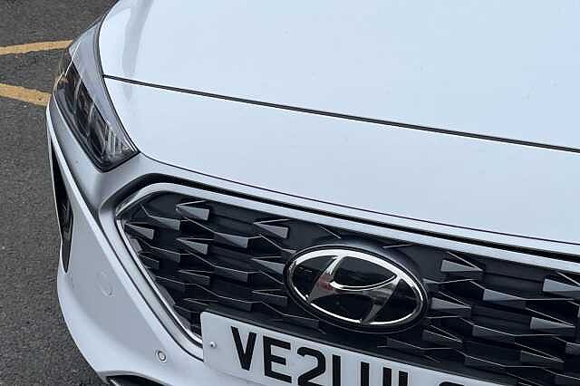 Hyundai IONIQ 1.6 GDi Plug-in Hybrid Premium SE 5dr DCT White
