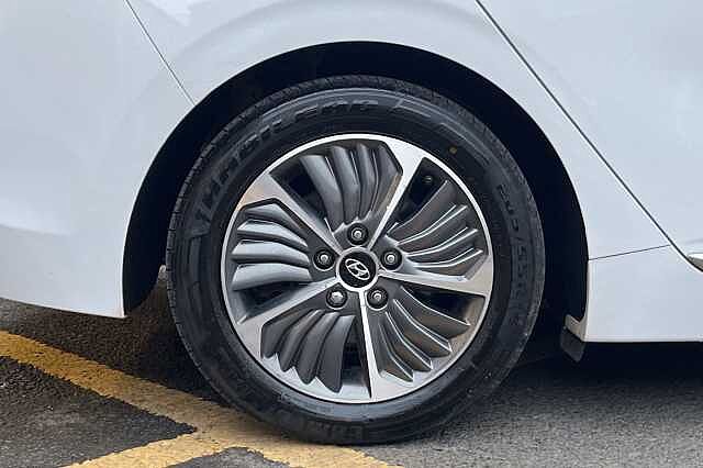 Hyundai IONIQ 1.6 GDi Plug-in Hybrid Premium SE 5dr DCT White