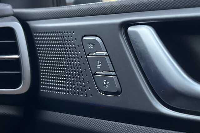 Hyundai IONIQ 1.6 GDi Plug-in Hybrid Premium SE 5dr DCT White