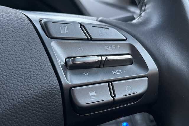 Hyundai IONIQ 1.6 GDi Plug-in Hybrid Premium SE 5dr DCT White