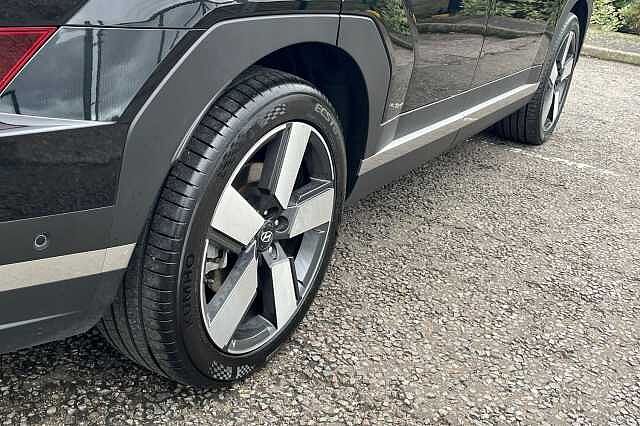 Hyundai SANTA FE 1.6 H T Gdi Ultimate Suv 5dr Petrol Hybrid Auto Euro 6 (s/s) (7seat) (215 Ps) Abyss Black
