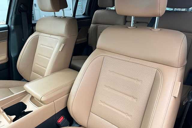 Hyundai SANTA FE 1.6 H T Gdi Ultimate Suv 5dr Petrol Hybrid Auto Euro 6 (s/s) (7seat) (215 Ps) Abyss Black