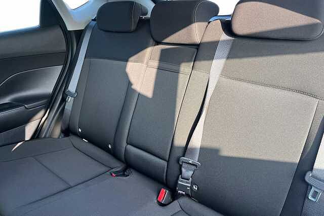 Hyundai KONA 1.6 H Gdi Advance Suv 5dr Petrol Hybrid Dct Euro 6 (s/s) (141 Ps) Atlas White