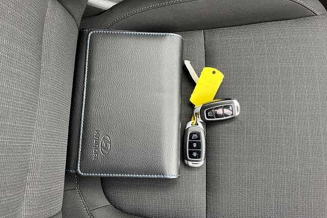 Hyundai KONA 1.6 H Gdi Premium Suv 5dr Petrol Hybrid Dct Euro 6 (s/s) (141 Ps) Black