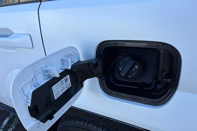 Hyundai SANTA FE 1.6 H T Gdi Calligraphy Suv 5dr Petrol Hybrid Auto Euro 6 (s/s) (7seat) (215 Ps) Matte - Creamy white