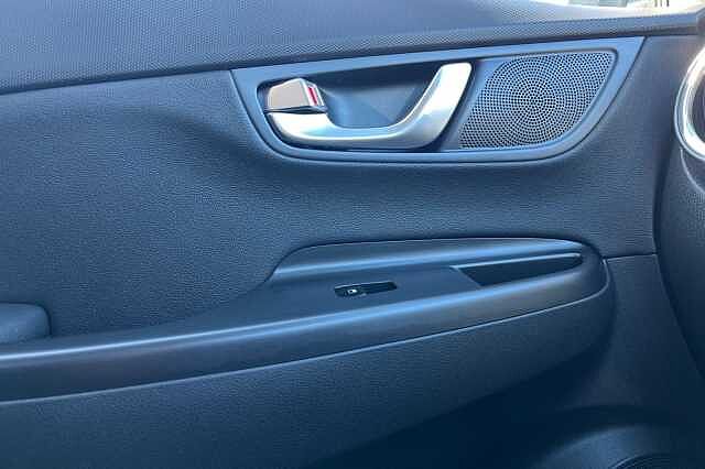 Hyundai KONA 1.6 H Gdi Ultimate Suv 5dr Petrol Hybrid Dct Euro 6 (s/s) (141 Ps) Atlas White