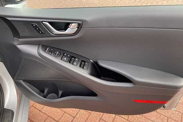 Hyundai IONIQ 1.6 GDi Plug-in Hybrid Premium SE 5dr DCT Silver