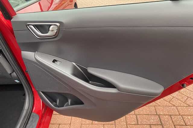 Hyundai IONIQ 1.6 GDi Hybrid SE Connect 5dr DCT Red