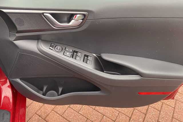 Hyundai IONIQ 1.6 GDi Hybrid SE Connect 5dr DCT Red