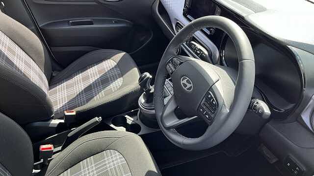 Hyundai I10 i10 1.2 Premium Hatchback 5dr Petrol Auto ATLAS WHITE